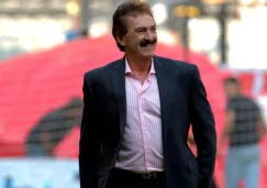 Ricardo La Volpe en la cancha del Estadio Azteca