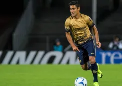 Luis Fuentes controlando el balón en un partido con Pumas