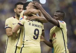 Jugadores del América festejan gol contra León 