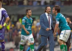 Pizzi junto a los jugadores de León al final del juego en el Azteca