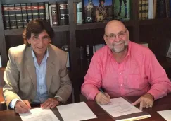 Costas firma su contrato junto al Presidente del Atlas