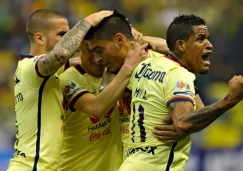 Jugadores del América festejan un gol