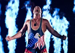 Kurt Angle hace su entrada al ring