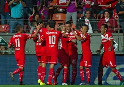 Jugadores de Toluca celebrando la anotación de Uribe