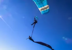 La pareja realizó acrobacias en las alturas