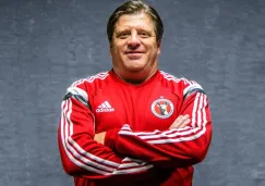 Herrera posa con la sudadera de Xolos