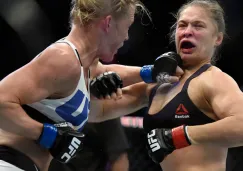 Holly Holm lanza un golpe al rostro de Ronda Rousey