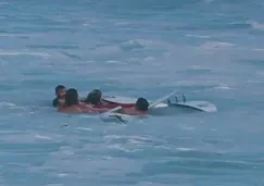 Momento en que los surfistas rescatan a Geiselmann