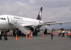 Un avión de Volaris, en una pista de aterrizaje