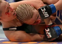 VanZant intenta zafarse de un mataleón de Namajunas