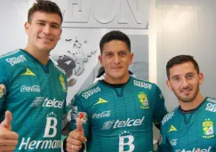 Chatón, Cuevas y Cano posan con la camiseta de León