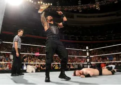 Roman Reigns festeja con el título de WWE