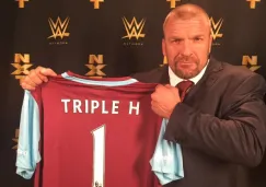 Triple H posa con la camiseta personalizada del West Ham