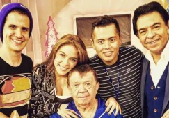 Chabelo, junto a parte de su staff