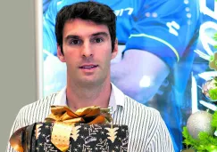 Mauro Boselli posa con una caja de regalo