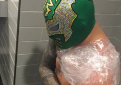 Sin Cara muestra su lesión en el hombro