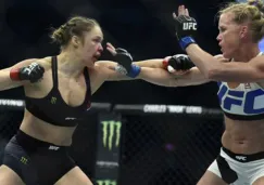 Rousey golpea a Holm sobre el octágono