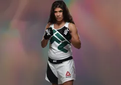 Jessica Aguilar posa con su atuendo de UFC