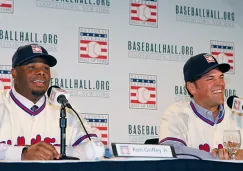 Ken Griffey Jr. y Mike Piazza en la conferencia del Salón de la Fama