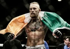 Conor McGregor festeja conla bandera de Irlanda