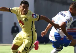 Oswaldo Martínez disputa el balón contra Puebla