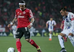 Dayro Moreno disputa el balón contra Tuzos