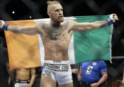 Conor McGregor con la bandera de Irlanda