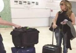 Kate del Castillo llega al aeropuerto de Guadalajara