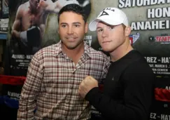 Canelo Álvarez y Oscar de la Hoya atendiendo a los medios