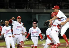 Los jugadores de los Diablos Rojos celebran tras conseguir el título