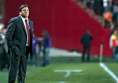 Miguel Herrera observa el partido de Xolos