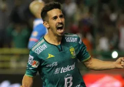 Fernando Navarro festeja un gol con León