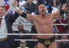 Triple H festeja con el título de la WWE Mundial Pesado