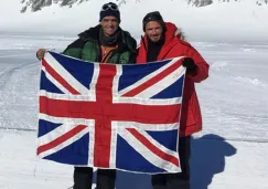 Beckham, posando con Henry Worsley