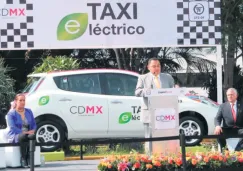 Momento de la entrega de los taxis eléctricos