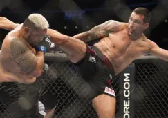 Fabricio Werdum le da una patada a Mark Hunt