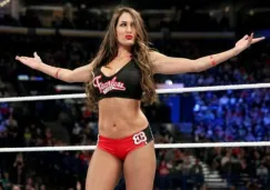 Nikki Bella interactúa con el público durante un combate 