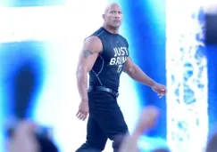 The Rock hace su entrada en un show de Raw