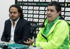 Tena durante su presentación con el León