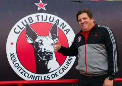 Miguel Herrera posa junto al logo de Xolos