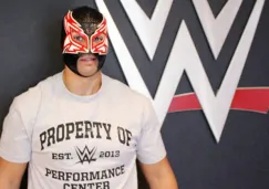 Magno posa con el escudo de la WWE