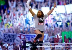 Daniel Bryan recibiendo los aplausos de los fanáticos