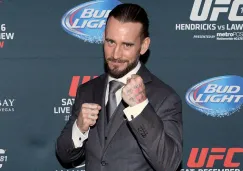 CM Punk posa como peleador de la UFC