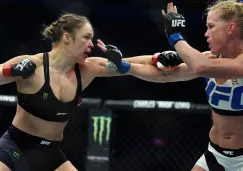 Holly Holm se defiende de los golpes de Ronda Rousey