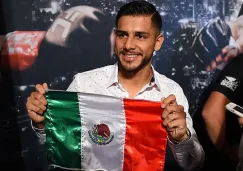 Pantera Rodríguez posa con la bandera de México