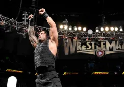 Roman Reigns festeja en FastLane