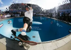 Tony Hawk realiza uno de sus trucos en la patineta