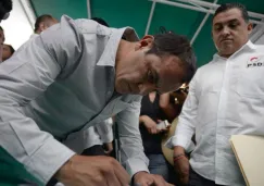 Cuauhtémoc Blanco firma un documento