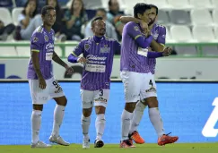 Jugadores de Chiapas celebran gol contra León