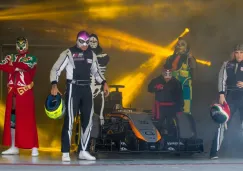 Los luchadores posan en el garage de Checo Pérez